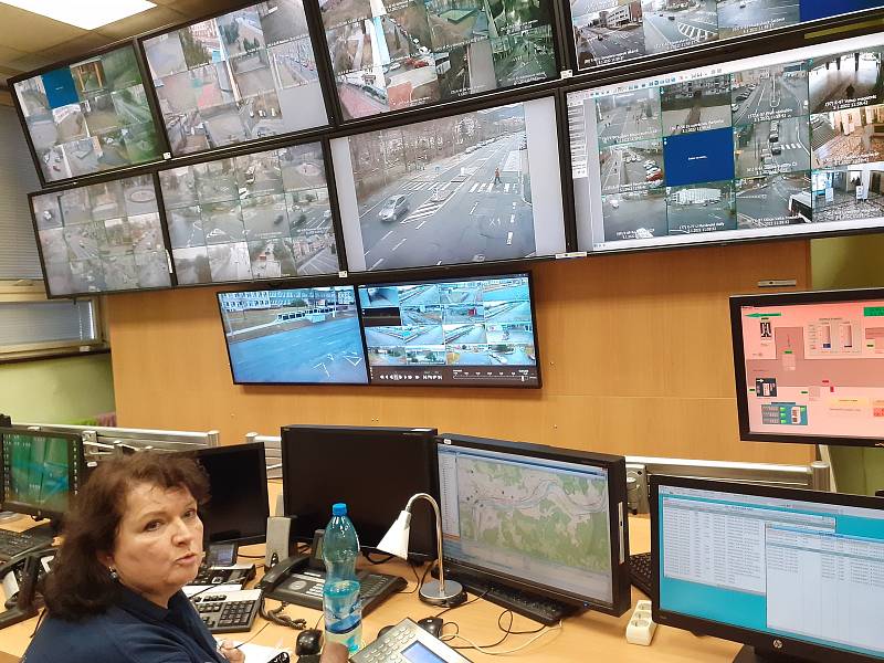 V operačním středisku městské policie pracují s novým varovným systémem obyvatelstva. Na snímku vrchní strážmistryně Jana Vyšatová.