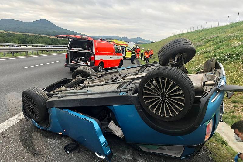 Dopravu na dálnici D8 zastavila ve středu 18. srpna nehoda. Automobil se při havárii převrátil na střechu