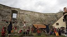 DNES JE vodní hrad Lipý známý spíše tradičními Pašijovými hrami, než pověsti o bílé paní.