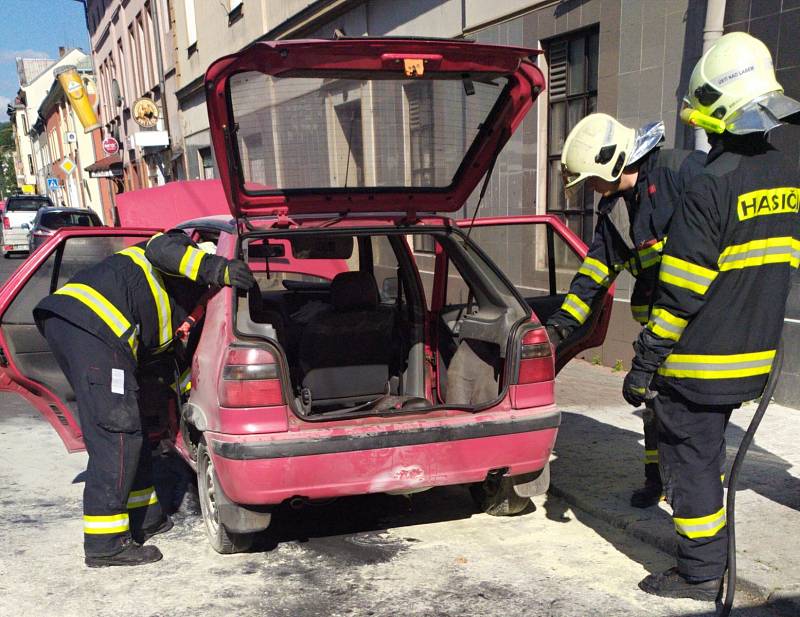 Požár auta v Drážďanské ulici v ústeckých Neštěmicích