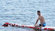 Na hlavní pláži se uskutečnily závody v paddleboardingu.