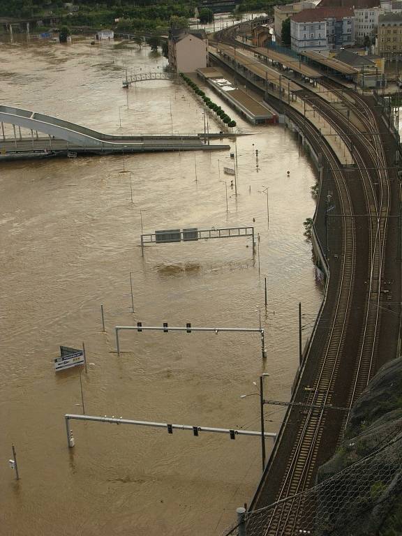 Voda v centru Ústí nad Labem, středeční podvečer.