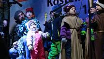 Dětský sbor Mozaika se též připojil na ústeckém náměstí k akci Česko zpívá koledy. 