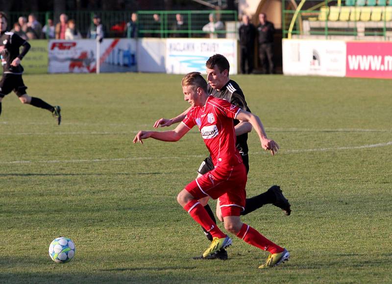 Ústečtí fotbalisté (červení) zvítězili na půdě HFK Olomouc 3:1.