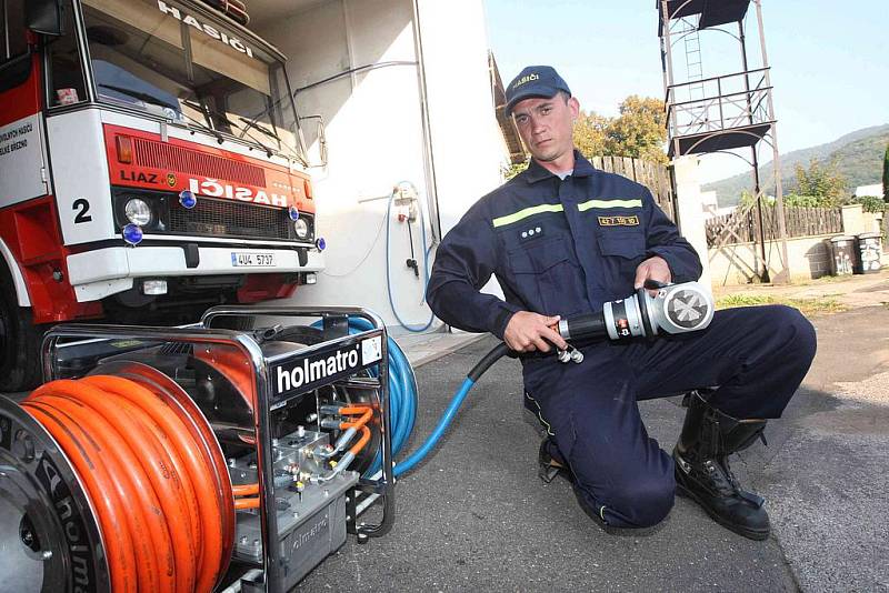 Dobrovolní hasiči z Velkého Března mají díky sponzorskému daru nové vyprošťovací zařízení