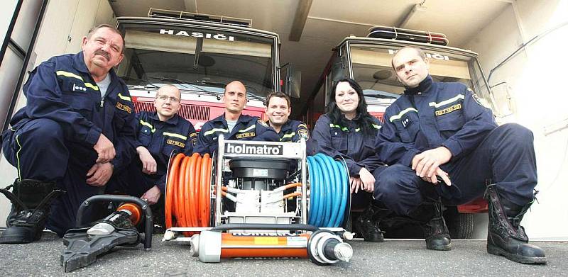 Dobrovolní hasiči z Velkého Března mají díky sponzorskému daru nové vyprošťovací zařízení