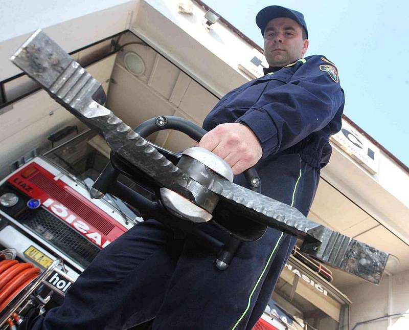 Dobrovolní hasiči z Velkého Března mají díky sponzorskému daru nové vyprošťovací zařízení