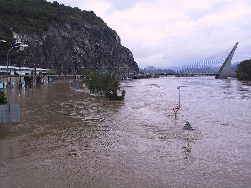 V Ústí nad Labem ve čtvrtek 14. srpna zaplavila voda z Labe celou přístavní ulici. Snímky jsou také z centra města, kde se lidé připravovali na povodeň naplňováním pytlů s pískem.