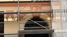 Nové štuky a omítka na obchodní škole už brzy budou ozdobou Pařížské ulice v centru Ústí nad Labem.