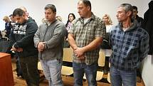 Odsouzení muži, převážně z Litoměřicka, ukradli zemní mechanismy, různé stroje, nákladní auta a další materiál.
