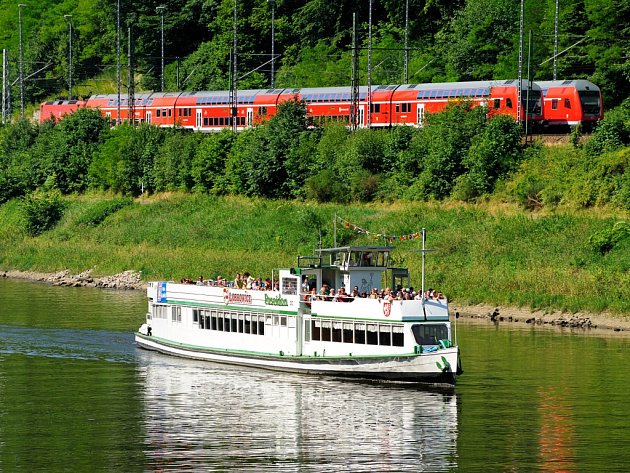 Výletní loď Poseidon Labské plavební společnosti a vlak na trase Děčín-Hřensko-Bad Schandau.