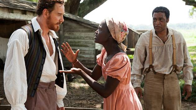 Je řada důvodů, proč si nový snímek režiséra Steve McQueena, film na téma otrokářství, nenechat ujít.