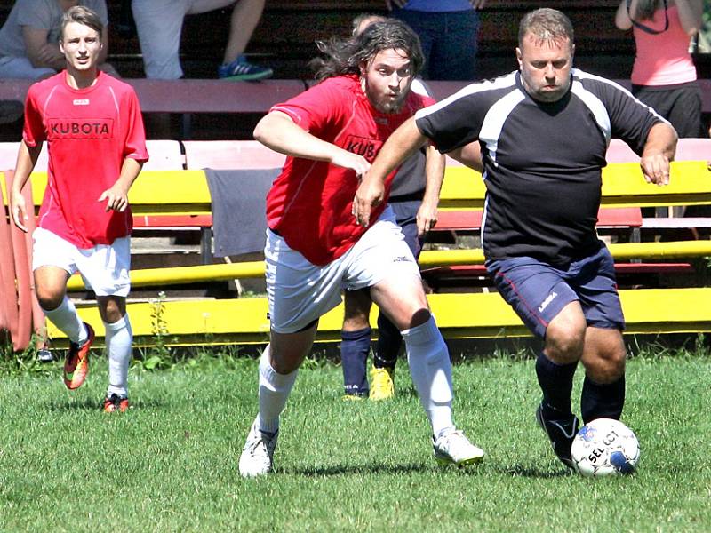 Fotbalisté Malečova (červení) si ve Svádově poradili s SKP Sever vysoko 6:0.