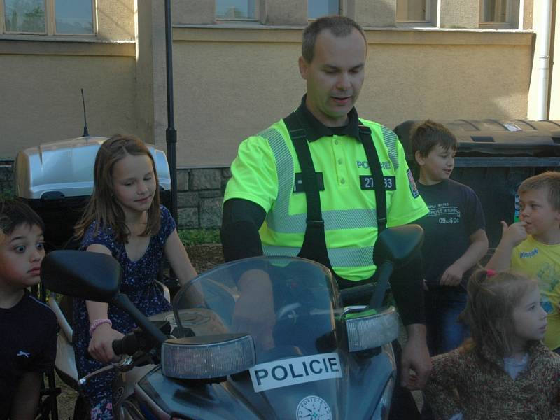 Ústečtí policisté při ukázkách v ZŠ Chabařovice.