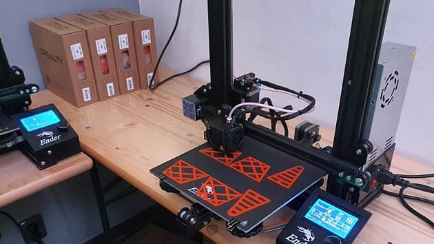 Tisk masek na 3D tiskárnách ukazuje iniciativa 3D tiskem proti viru na facebooku