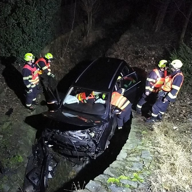 V noci ze čtvrtka  na pátek došlo k dopravní nehodě v Žandově u Chlumce na Ústecko. Auto se tam srazilo s divokým prasetem, vůz skončil v příkopě.