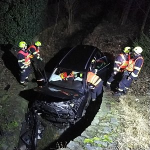 V noci ze čtvrtka  na pátek došlo k dopravní nehodě v Žandově u Chlumce na Ústecko. Auto se tam srazilo s divokým prasetem, vůz skončil v příkopě.