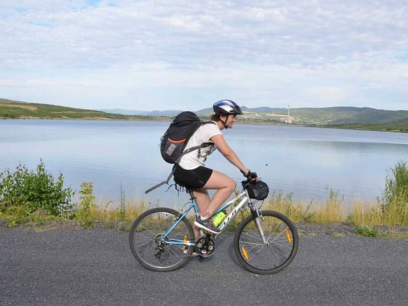 Jezero Milada láká cyklisty i turisty.