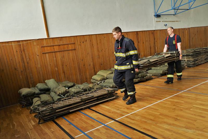 Příprava tělocvičny kolejí UJEP na příchod ukrajinských uprchlíků