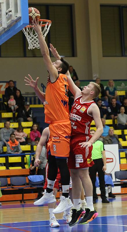 Basketbalové utkání mezi Slunetou Ústí nad Labem a Vídní.