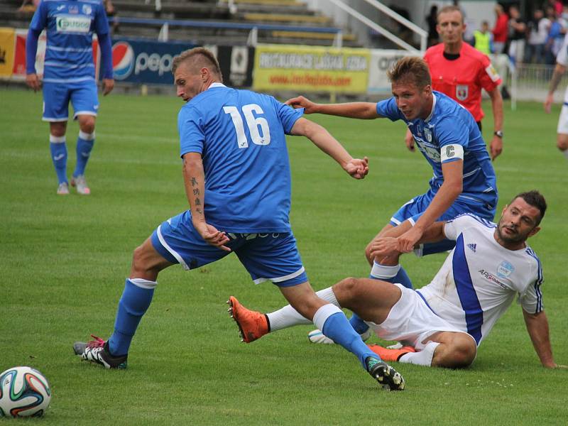 Ústečtí fotbalisté (modří) prohráli ve Frýdku-Místku 1:2.