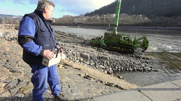 Operátor bagru Jiří Kračmar ovládá stroj ze břehu.