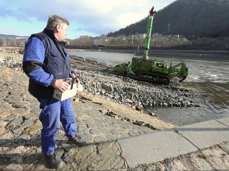 Operátor bagru Jiří Kračmar ovládá stroj ze břehu.