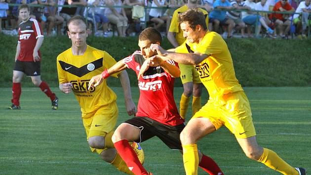 Hráči Mojžíře (žlutí) byli v derby nakonec šťastnější.