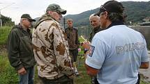 Rybářská stráž a policie kontrolovala rybáře při lovu na březích Labe mezi Brnou a Píšťany.