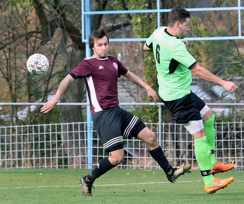 Fotbalisté Chuderova (v zelenočerném) porazili v derby na penalty lídra tabulky z Neštěmic 3:2. Foto: Deník/Rudolf Hoffmann