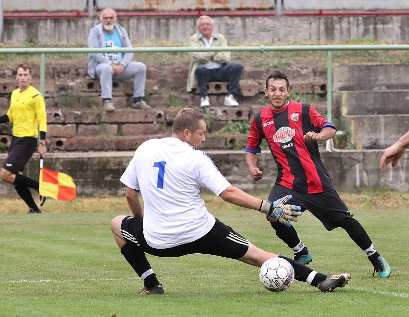 II. třída Ústí n/L 3. kolo - Utkání Trmic (červenočerní) s Přestanovem (modří) skončilo remízou 2:2, penaltový rozstřel zvládli lépe hosté z Přestanova.