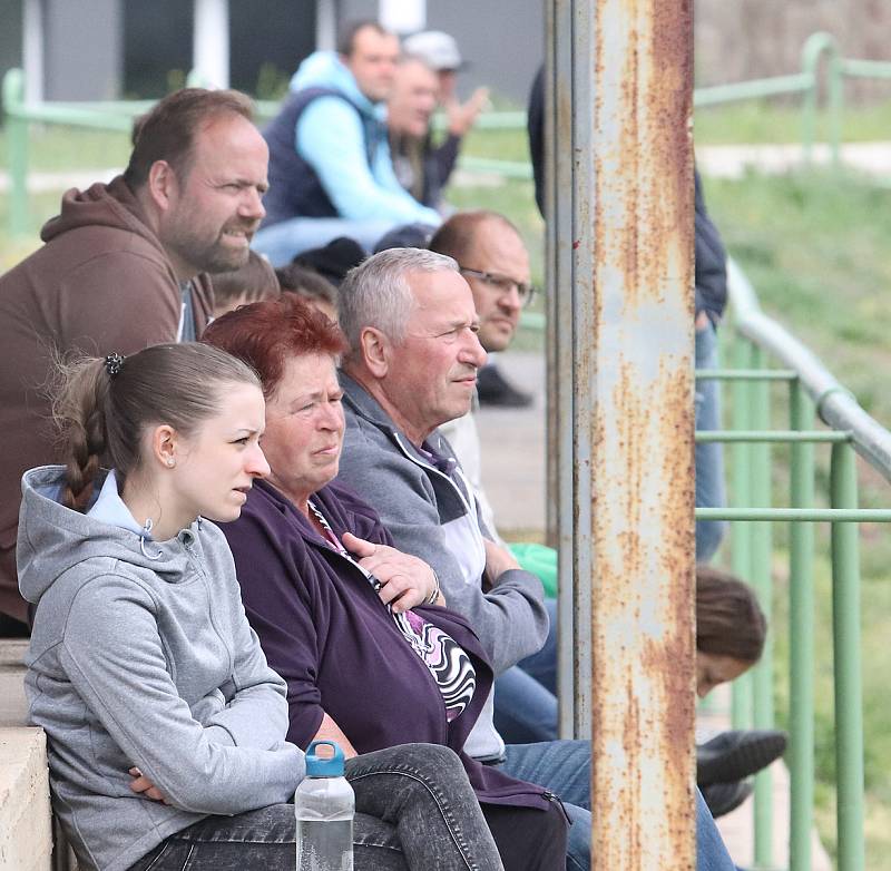 I.B třida. Trmičtí (bílomodří) do poločasu statečně vzdorovali, pak je soupeři z Unionu Děčín (červenočerní) zdeptali jedenácti góly.