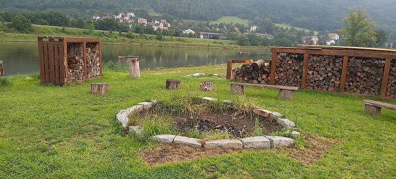 Ve Valtířově na Ústecku přestavuje rodina Baránkových starou loděnici na kemp a marínu.