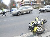 Nehoda motorkáře a auta ve Velké Hradební v Ústí.