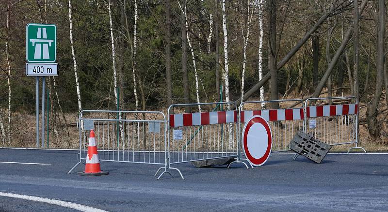 Policisté , hasiči a vojáci hlídají od páteční půlnoci přechod Petrovice-Krásný les. Kontrolují každé osobní vozidlo, které jede z Německa a namátkou i kamiony.