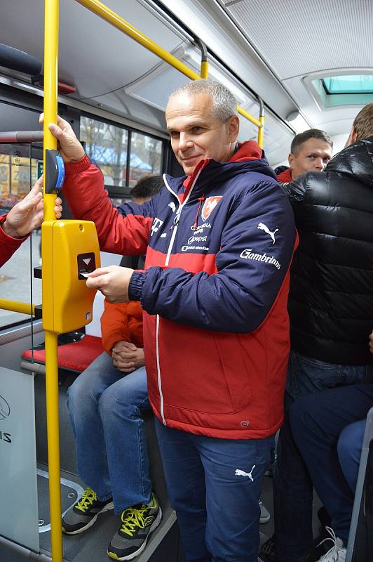 Česká fotbalová reprezentace do 21 let jela na stadion v rámci propagace kvalifikačního utkání se San Marinem v Ústí nad Labem trolejbusem.