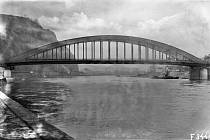 Stavba, slavnostní otevření, opravy silnice u mostu Edvarda Beneše v Ústí nad Labem, historické fotografie.