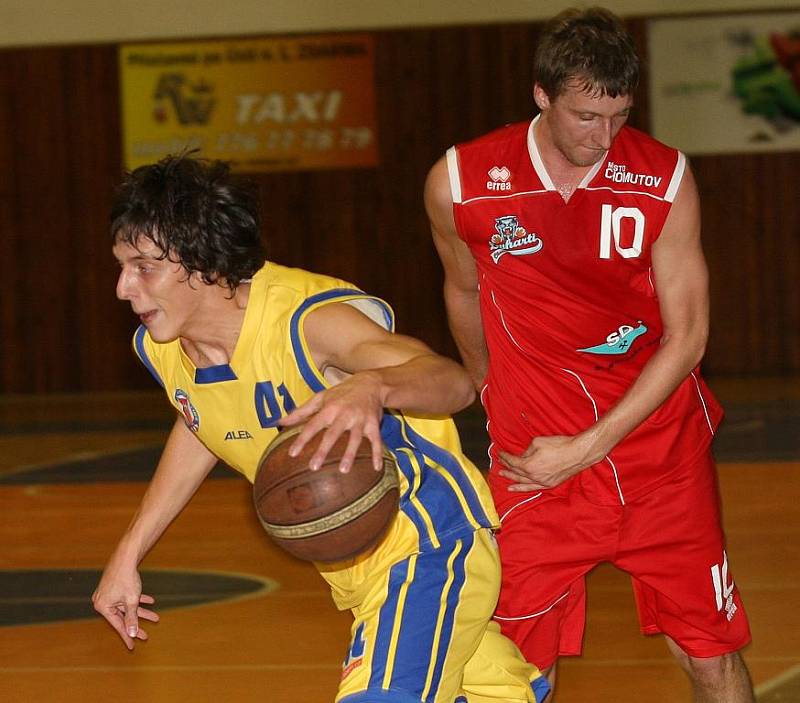 Basketbalisté Ústí (žluté dresy) porazili doma regionálního rivala z Chomutova.