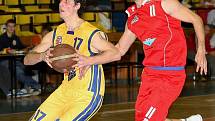 Basketbalisté Ústí (žluté dresy) porazili doma regionálního rivala z Chomutova.