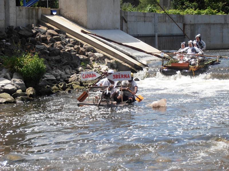 Košťovské neckyády se zúčastnilo 23 plavidel.