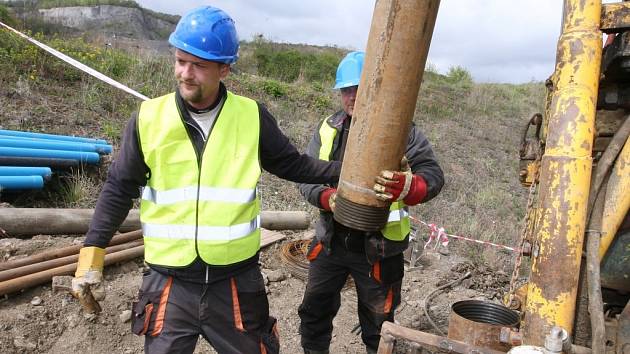 Na sesuvu u dálnice D8 budou několik týdnu pracovat geologové. 