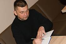 Ústečan Jarda Hercík (na snímku) doprovázel běžce a ještě stihl napsat knihu.