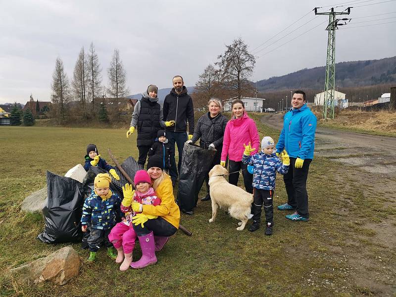 V okolí Libouchce se zapojili dobrovolníci do akce Ukliďme Česko.