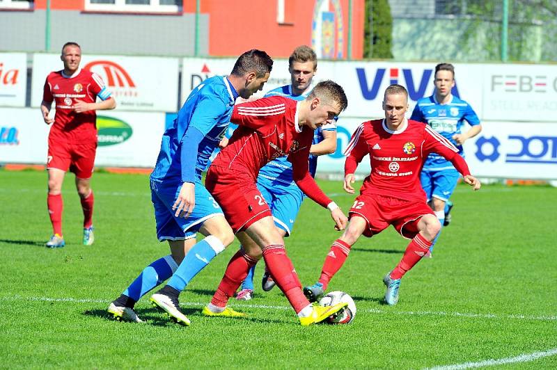 Fotbalisté Ústí (modří) prohráli v Třinci 0:2.