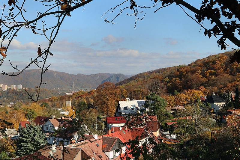 Vyhlídka Vlastimila Cajthamla je novým výletním cílem na území města Ústí nad Labem. Pohled přes horní Střekov směrem na Neštěmice.