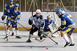 Hokejbal 2. liga - Čechy Sever. Ústecká Vlčí smečka (šedočerní) rozdrtila Killers Litoměřice (modří) 9:0.