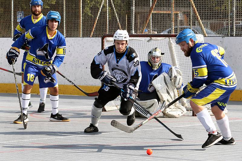 Hokejbal 2. liga - Čechy Sever. Ústecká Vlčí smečka (šedočerní) rozdrtila Killers Litoměřice (modří) 9:0.