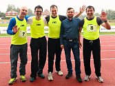 Jiří Vejdělek (uprostřed) jako člen štafety na 4x 100 metrů na MČR veteránů v Rumburku. Foto: Facebook Jiřího Vejdělka.