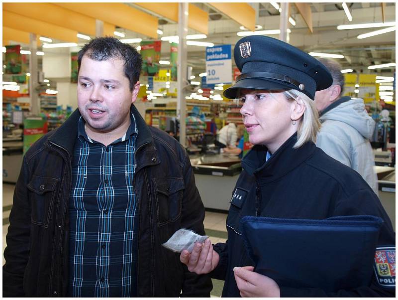 Předvánoční dopoledne s policejní prevencí vyplnily Zuzka a Valérie.