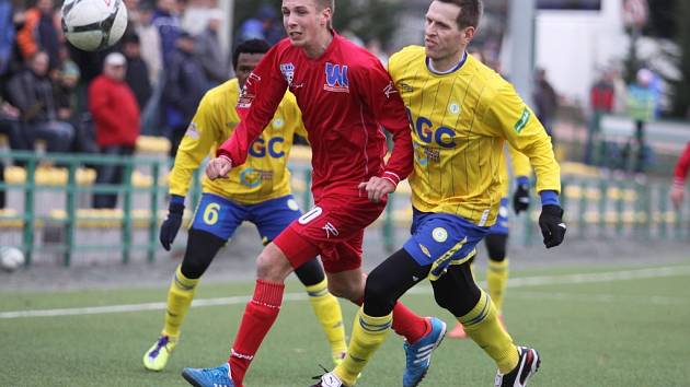 Ústečtí fotbalisté (červení) prohráli v Teplicích 0:2.